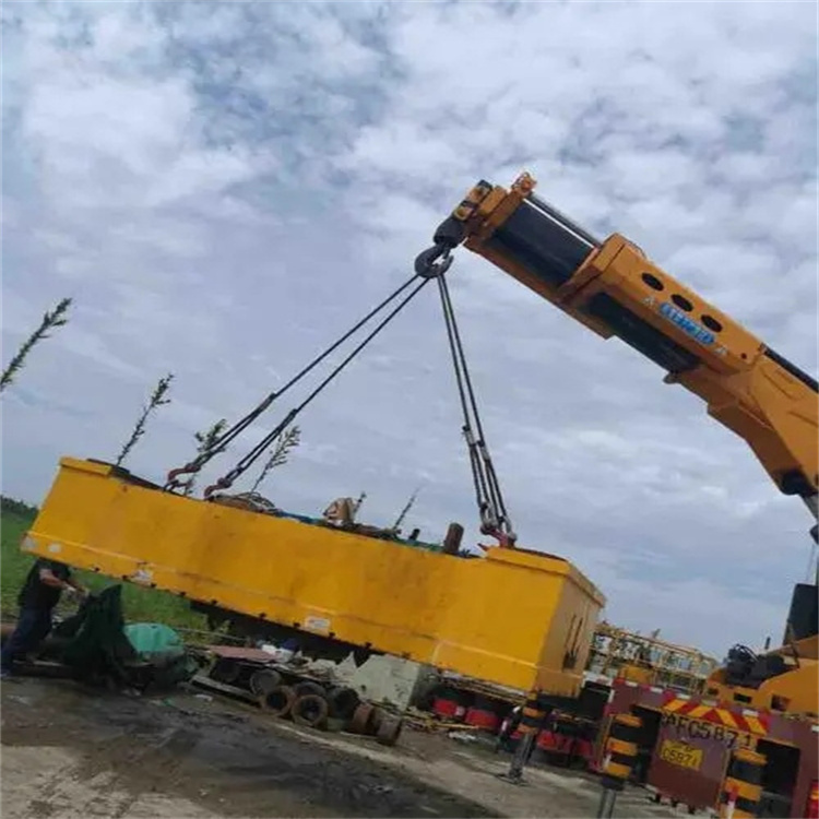 团风吊运集装箱的吊车